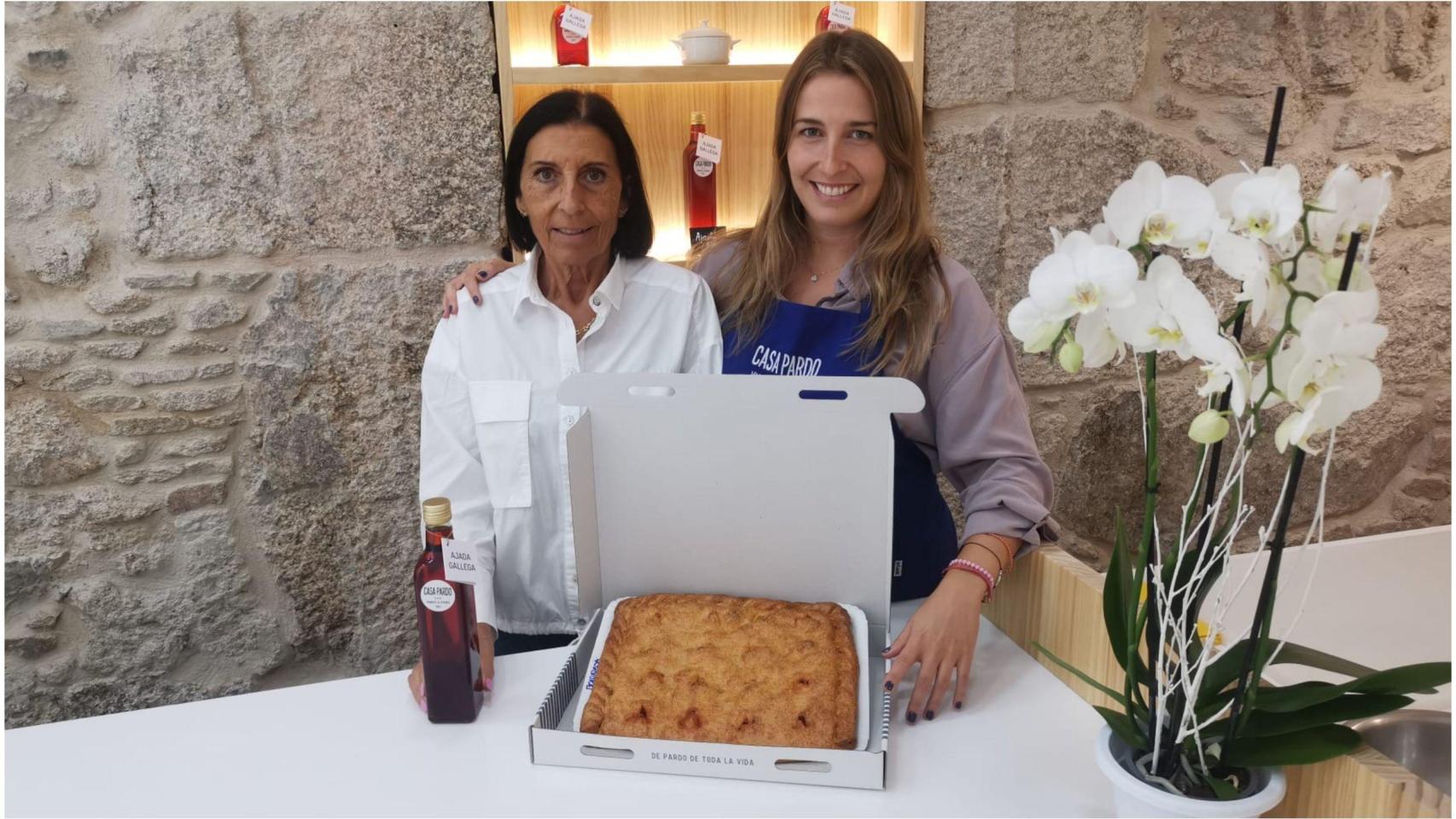 Ana Pardo y su madre Ana en el local del centro de A Coruña.