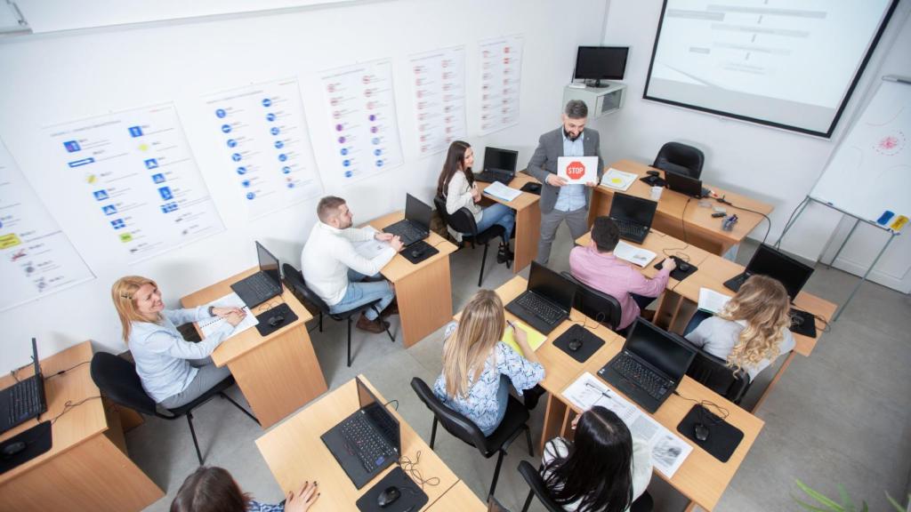 Alumnos haciendo el examen de conducir