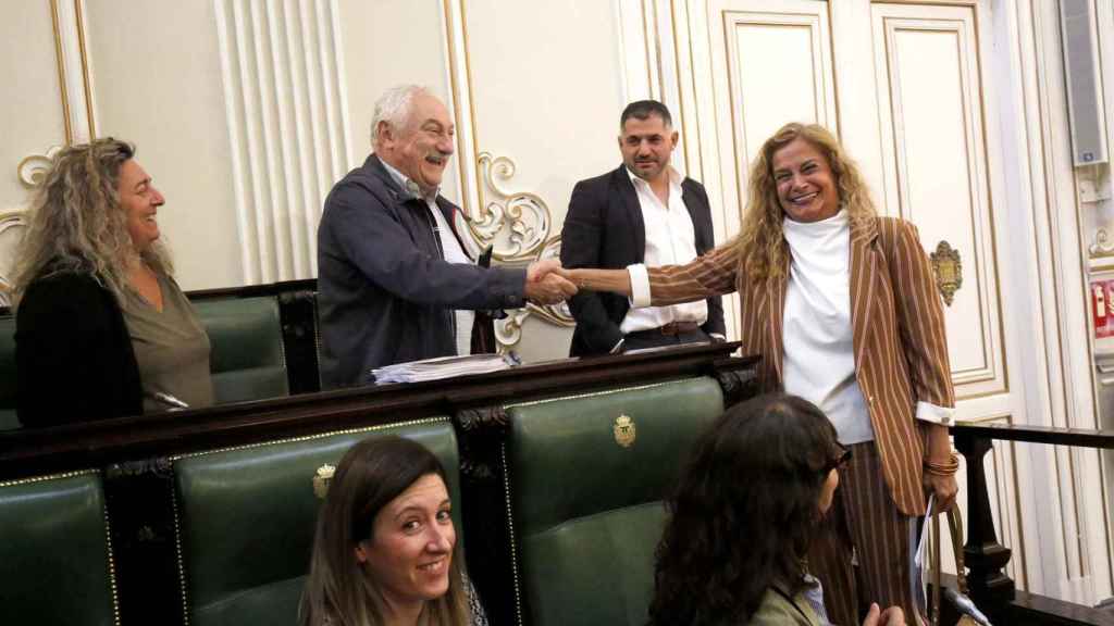 La presidenta de la Diputación de Pontevedra, Carmela Silva, con el vicepresidente, César Mosquera, en el pleno de aprobación inicial de los presupuestos para 2023.