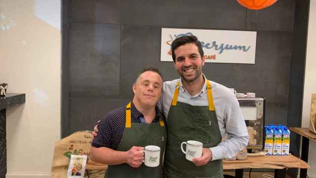 Los baristas Roberto Pereira y Marcos González en la cafetería Diversum.