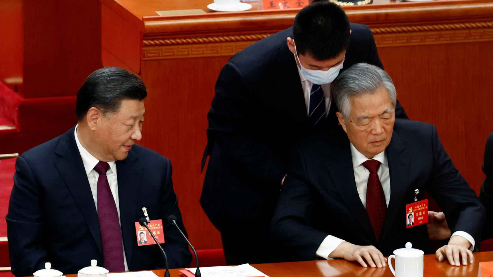 Hu Jintao es sacado a la fuerza del Congreso del Partido Comunista chino este sábado.