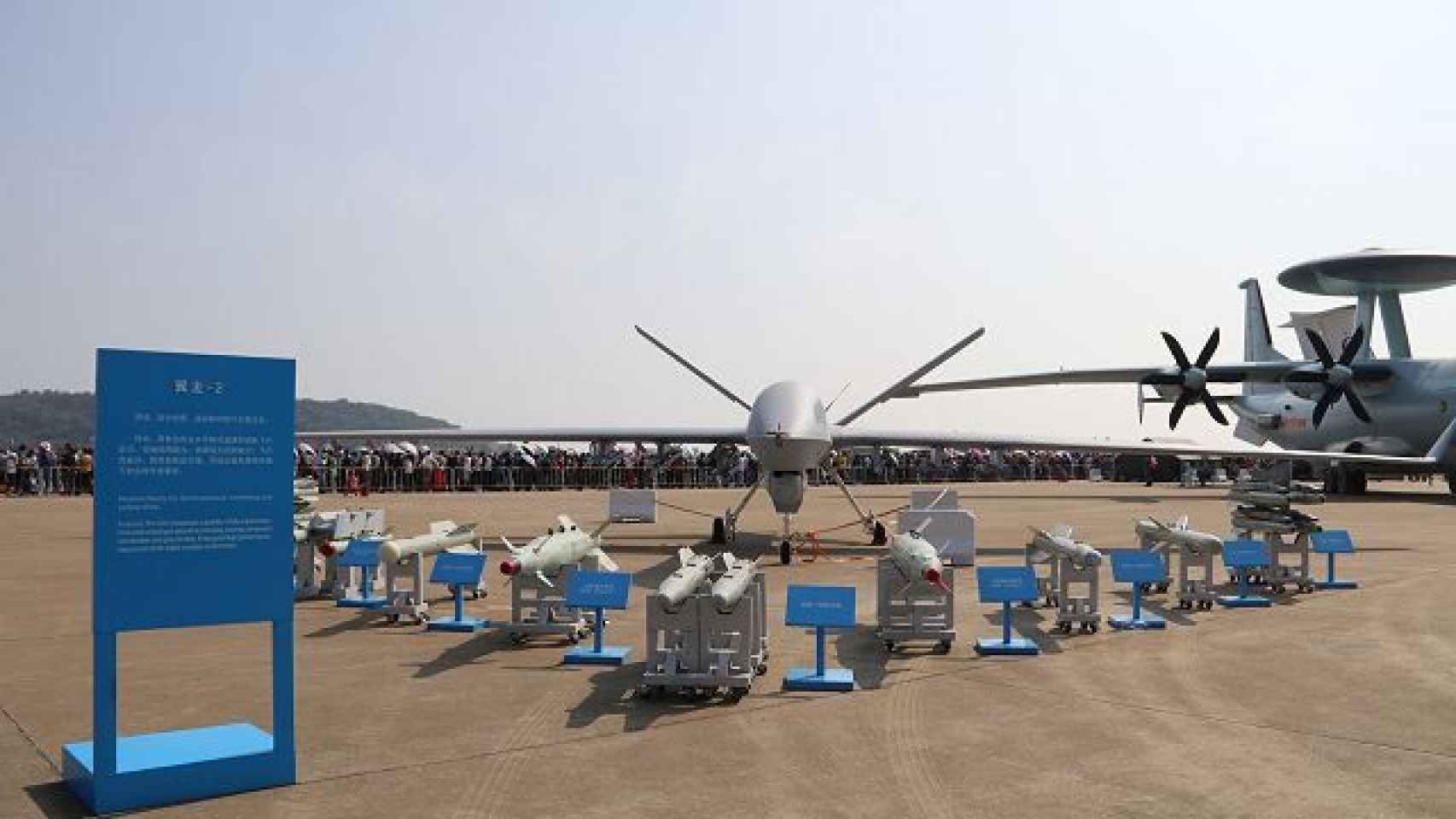 Wing Loong II junto a todo el armamento que puede equipar