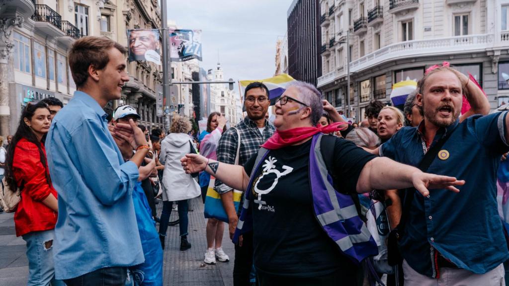 Chico acusado por los manifestantes de ser fascista.