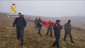 Agentes de la Guardia Civil trasladan a pie el cuerpo del piloto fallecido en Zamora