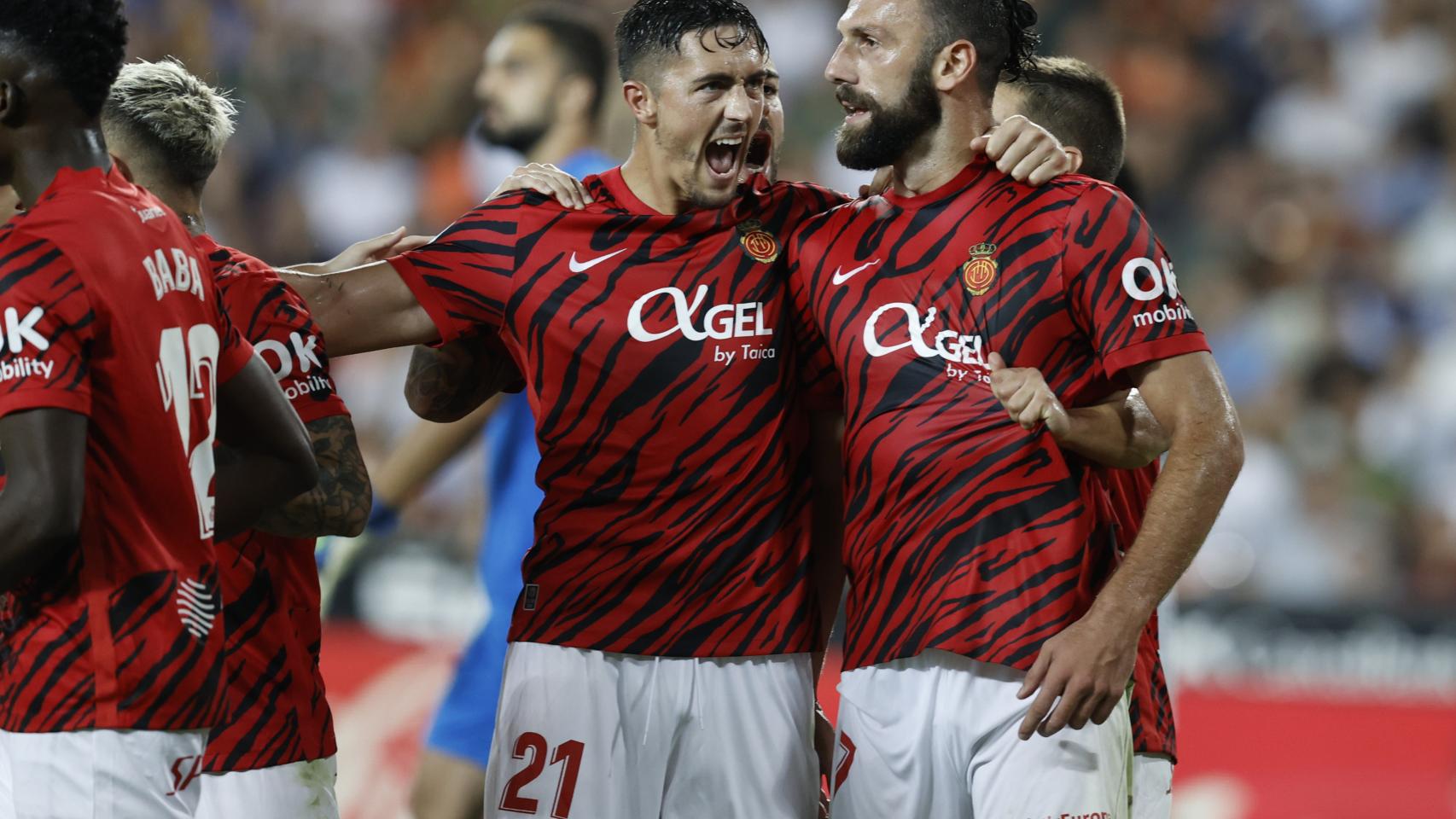 Los jugadores del Mallorca celebran un gol de Muriqi en Mestalla