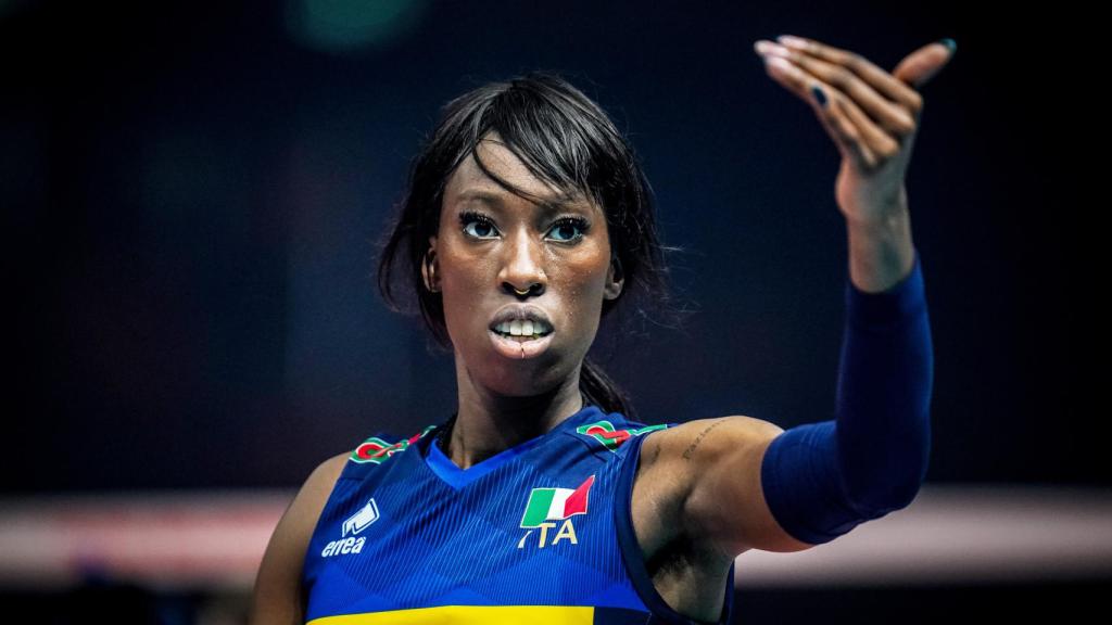 Paola Egonu durante un partido con la selección italiana de voleibol