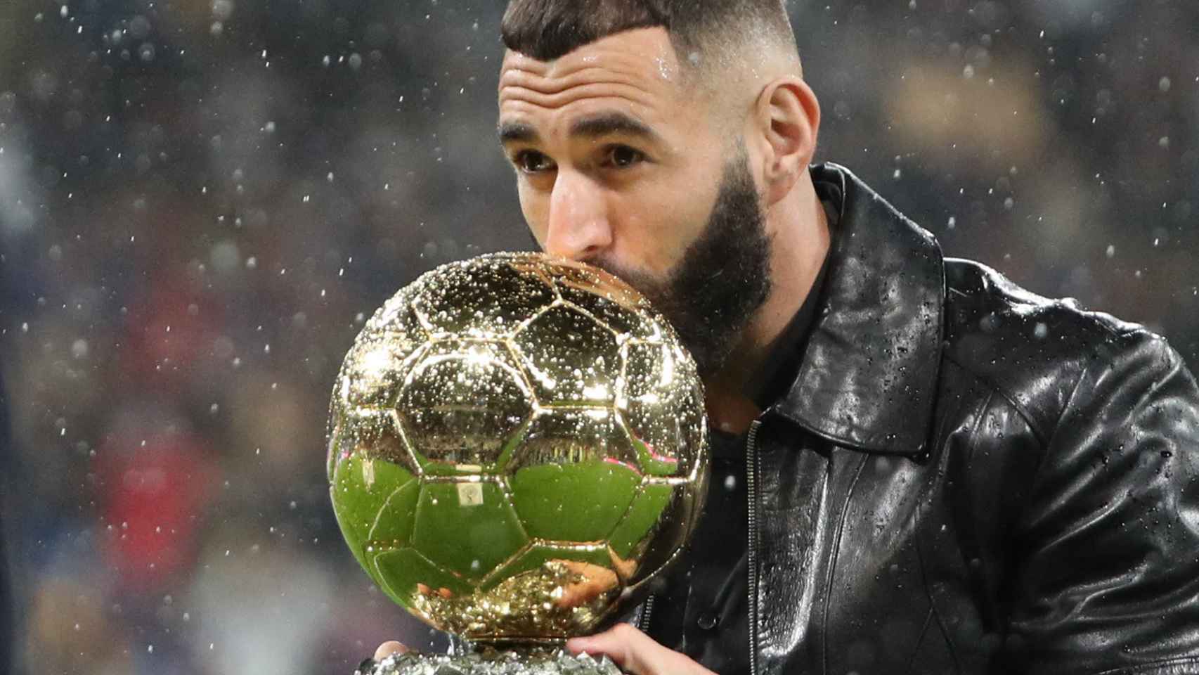 Benzema besa el Balón de Oro