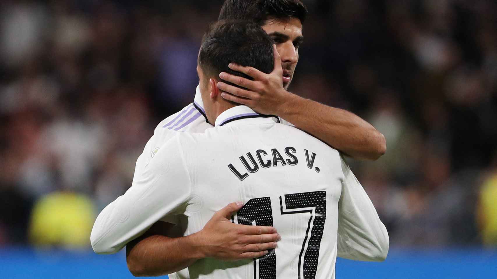 Lucas Vázquez, felicitado por Asensio tras su gol