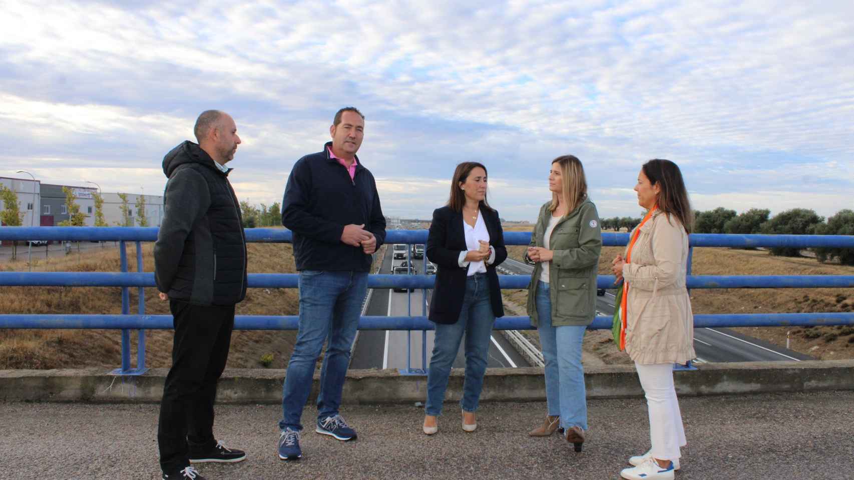 Representantes del PP, entre ellos Carolina Agudo (segunda por la izquierda), en un puente sobre la A-42.