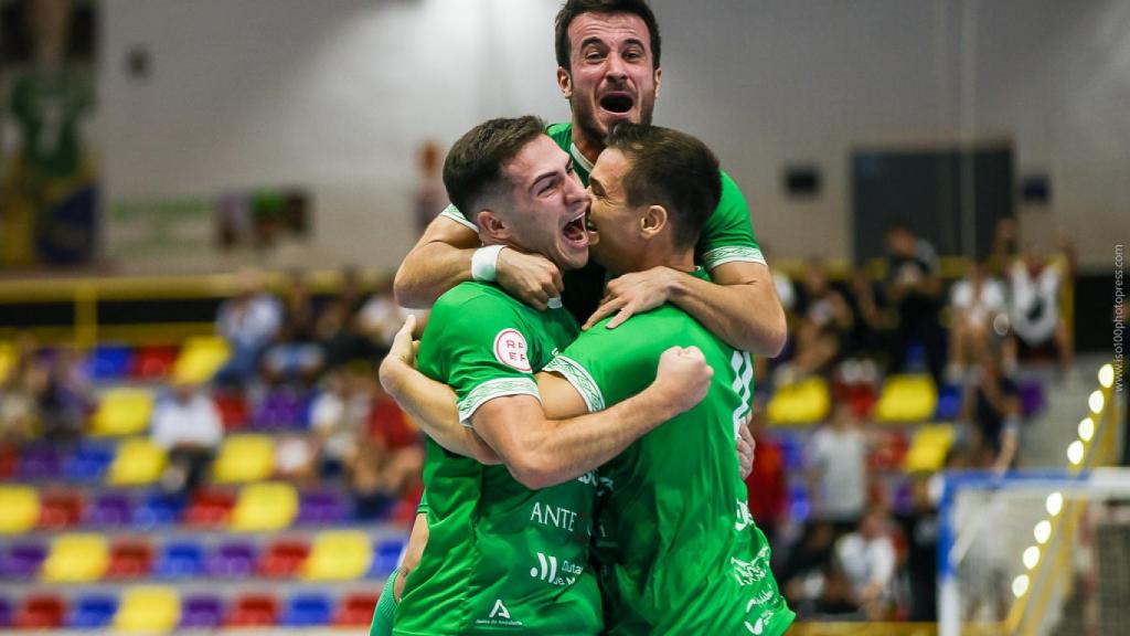 Los jugadores del BeSoccer UMA Antequera celebran un gol en el Fernando Argüelles