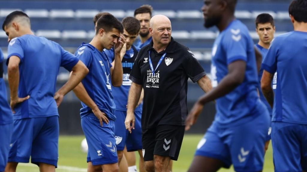 Pepe Mel durante un entrenamiento del Málaga CF