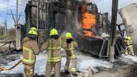 Los bomberos tratan de sofocar un incendio en una estación de generación de electricidad
