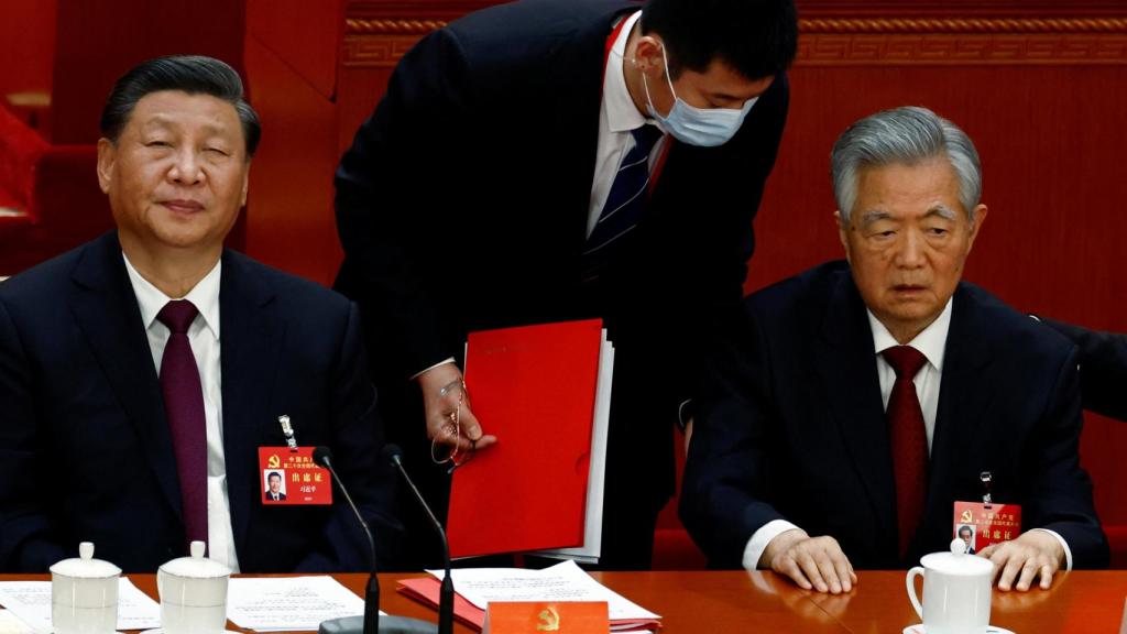 Momento en el que Hu Jintao es obligado a levantarse de su silla y abandonar el Congreso.