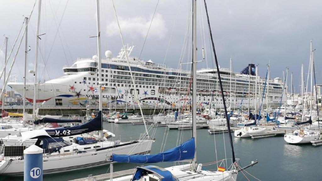 Un crucero atracado en el Puerto de A Coruña.