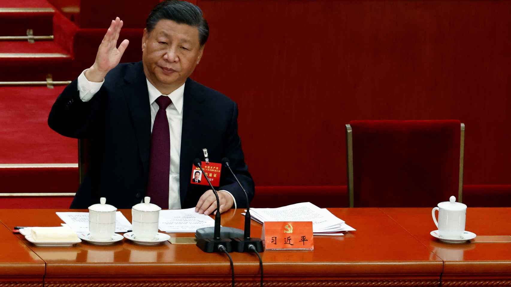Xi Jinping vota sentado junto al escaño vacío de Hu Jintao en la clausura del XX Congreso del PCCh.