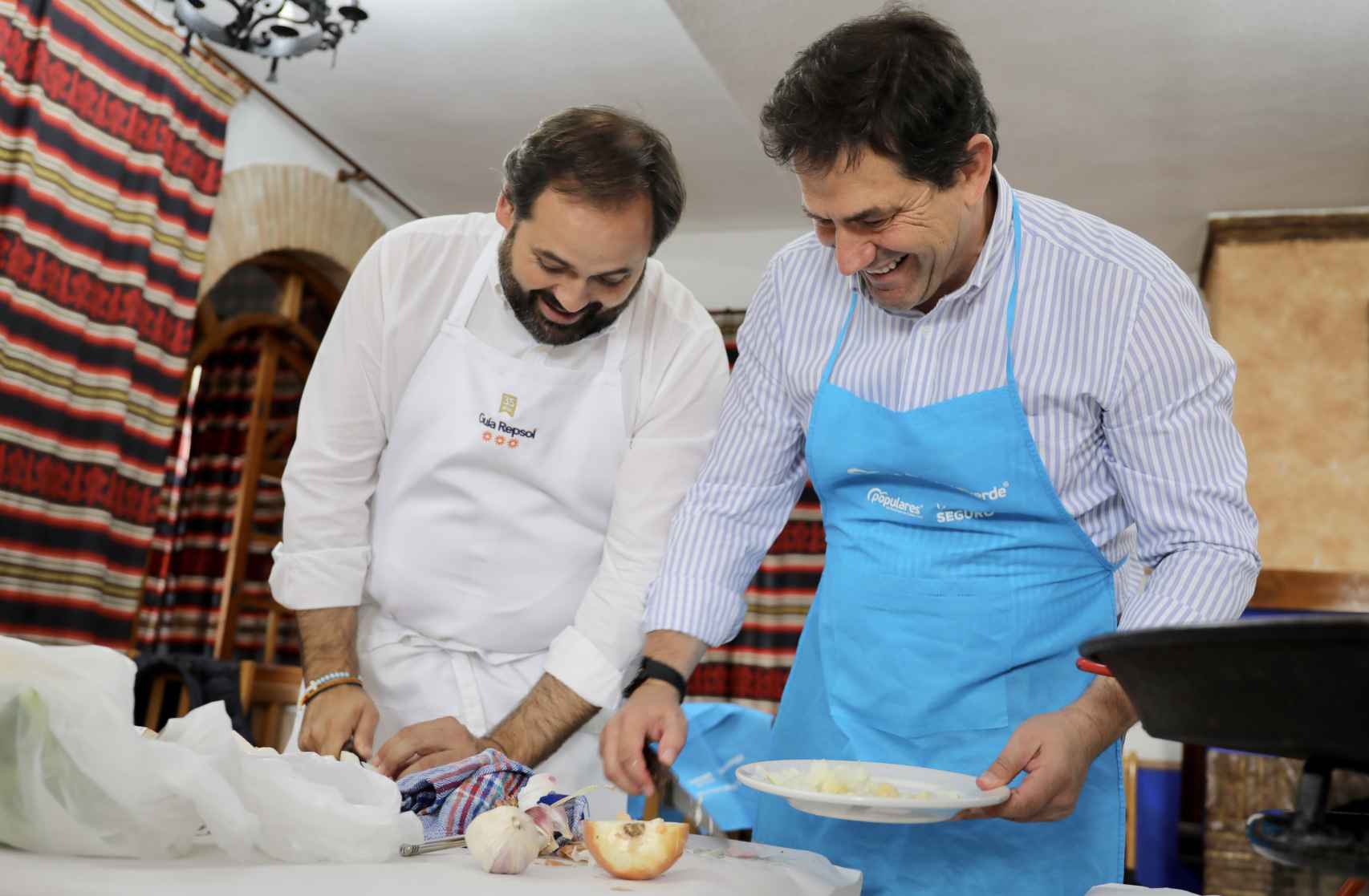 Paco Núñez y Miguel Ángel Valverde cocinando.