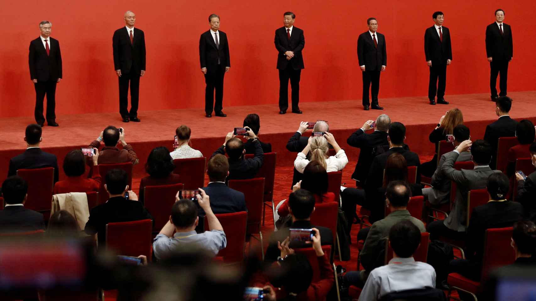 Xi Jinping junto a los nuevos miembros del Comité Permanente.
