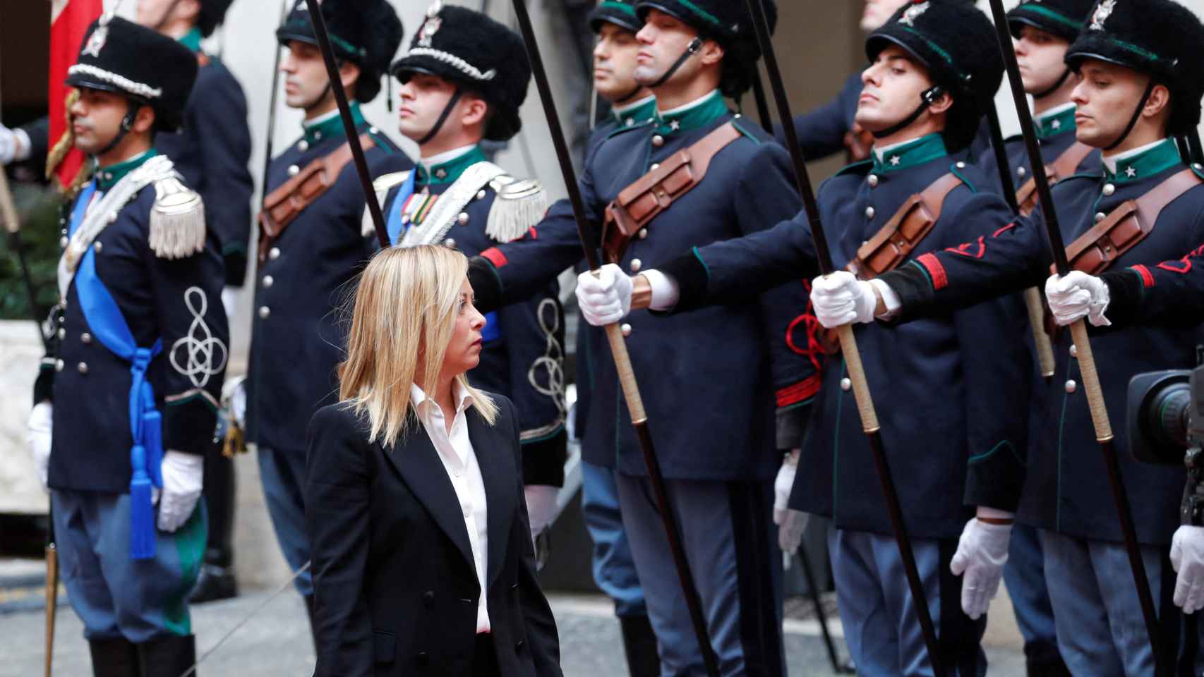 La primera ministra italiana, Giorgia Meloni, recibida con honores en su llegada al Palacio Chigi este domingo.