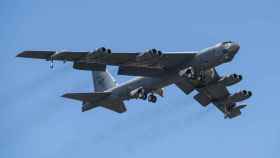 Bombardero Boeing B-52 despegando