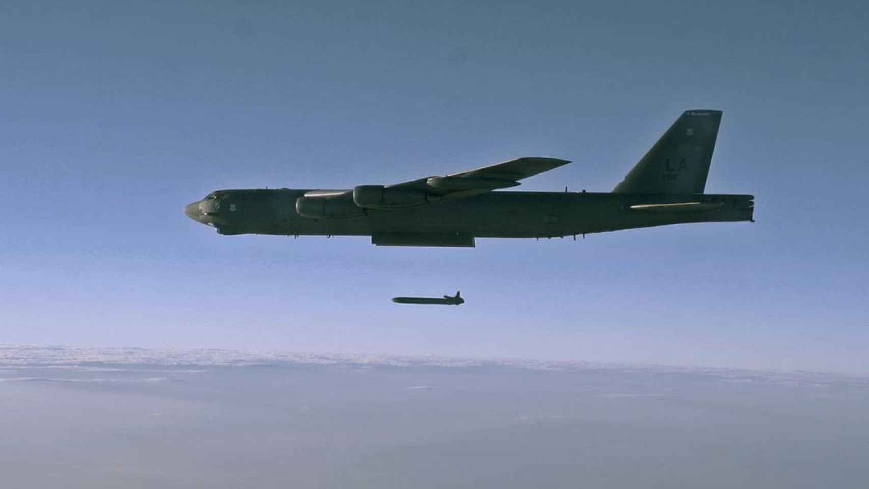 Boeing B-52 lanzando un misil AGM-86