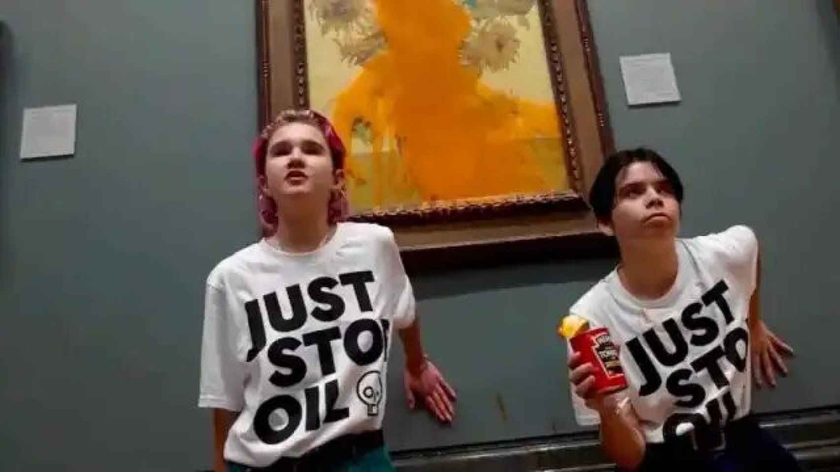 Las activistas de Just Stop Oil en el ataque con sopa de tomate a Los girasoles de Van Gogh.
