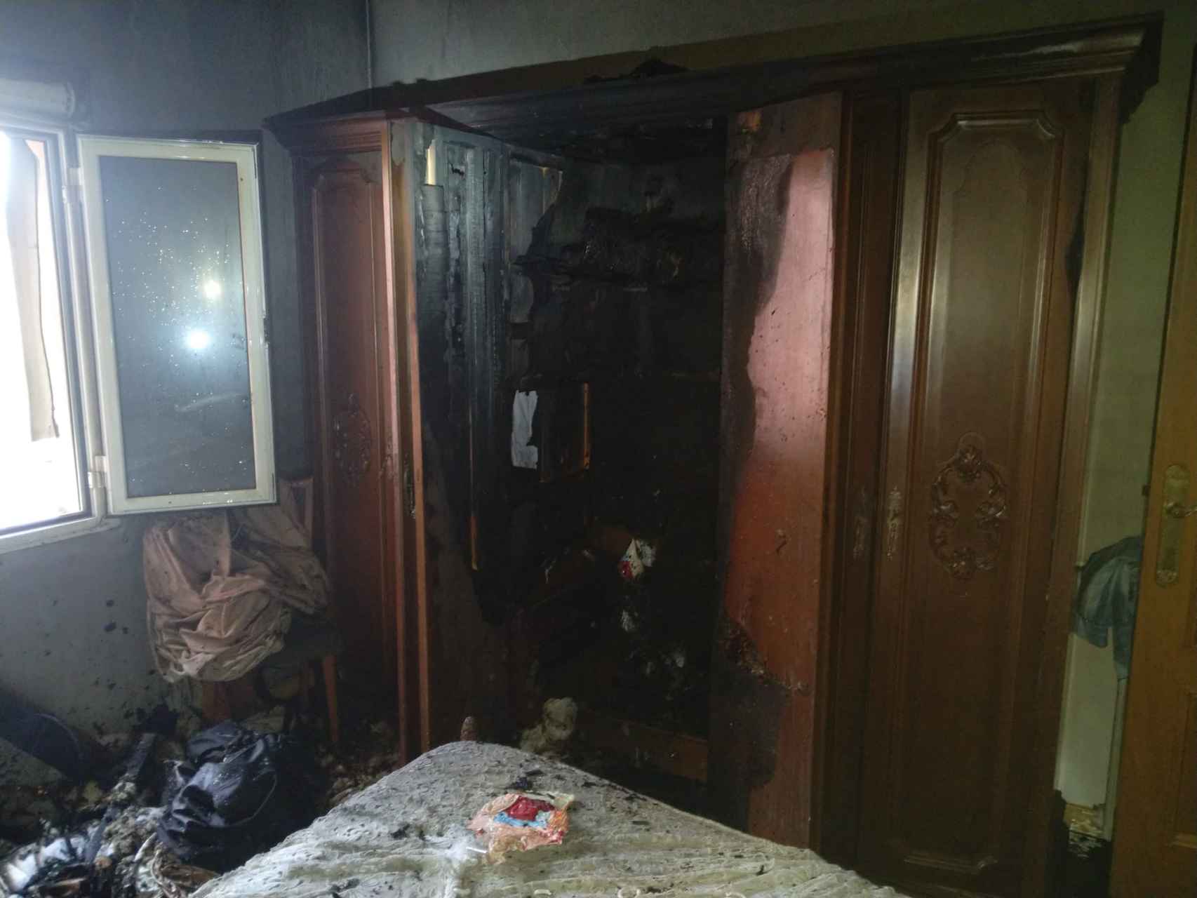 Imagen del estado de un armario tras el incendio en una vivienda de Ponferrada, este domingo.