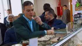 Pedro Sánchez prueba quesos en el Mercado Municipal de Soria