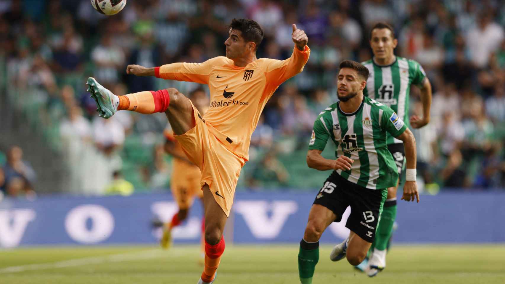 Morata lucha un balón contra Álex Moreno en el Betis - Atlético.