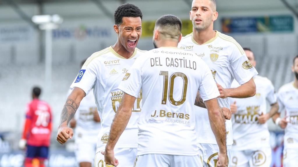 Los compañeros de Slimani en el Brest, celebran un gol en el partido