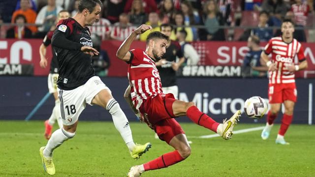 Un lance del encuentro entre el Girona y Osasuna