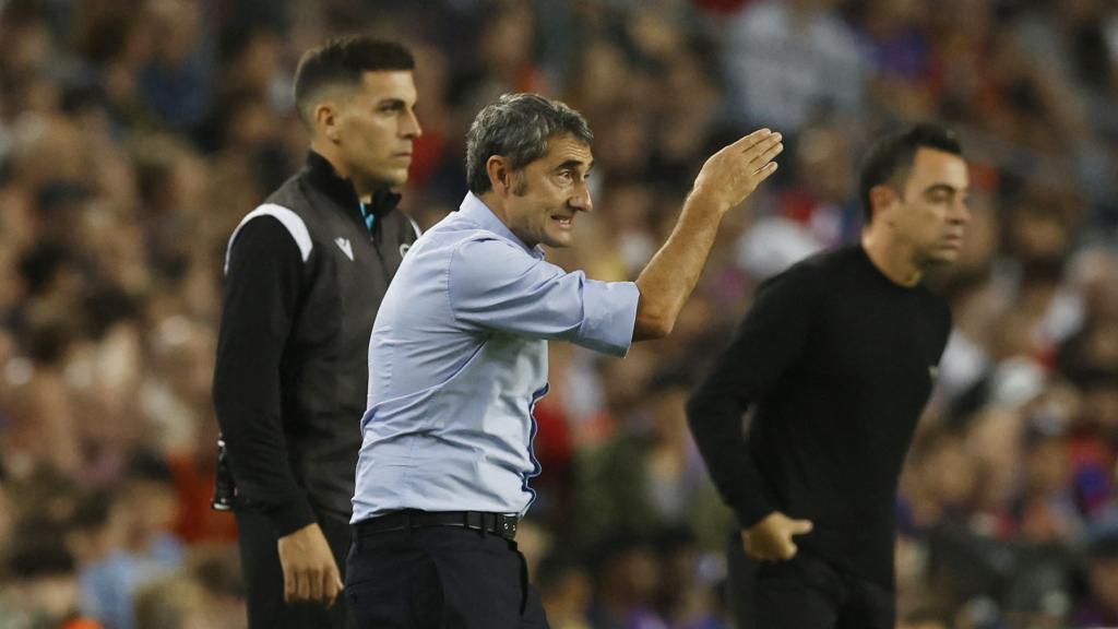 Ernesto Valverde dando instrucciones en el banquillo.