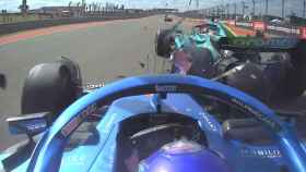 El coche de Fernando Alonso salta por los aires