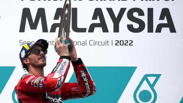 Pecco Bagnaia levanta el trofeo de ganador del GP de Malasia, en el circuito de Sepang.