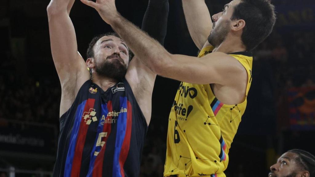Bruno Fitipaldo y Sertaç Sanli, en el Barcelona Basket - Lenovo Tenerife de la Liga Endesa 2022/2023