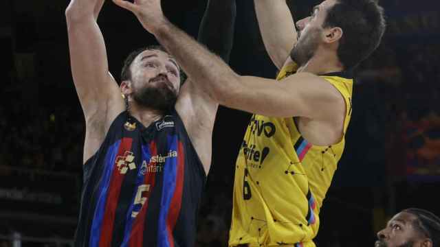 Bruno Fitipaldo y Sertaç Sanli, en el Barcelona Basket - Lenovo Tenerife de la Liga Endesa 2022/2023