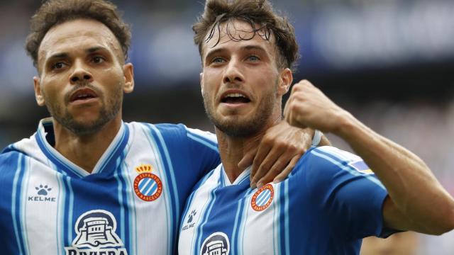 Javi Puado, celebrando su gol con el Espanyol con Martin Braithwaite