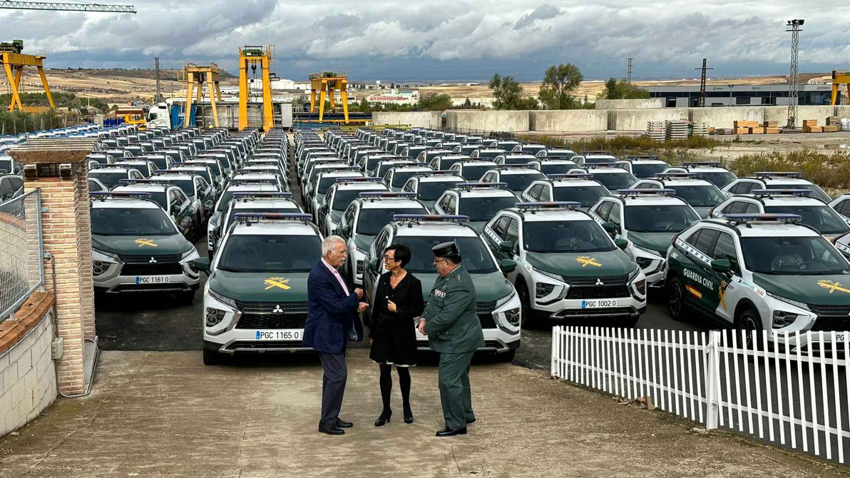 Momento de la entrega de coches a la Guardia Civil.