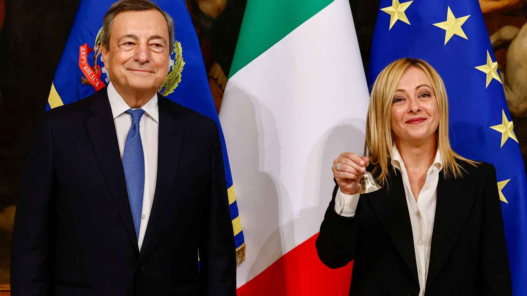 Giorgia Meloni y Mario Draghi en el Palacio Chigi (Roma) este domingo.