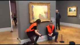 Dos activistas alemanes lanzan puré de patata contra un cuadro del pintor francés Monet en Berlín
