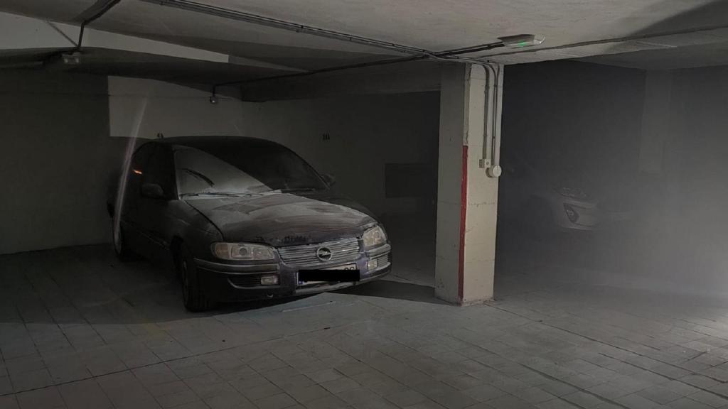 Bomberos y Policía de A Coruña intervinieron en un incendio en un garaje.