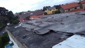 El tejado levantado en una vivienda de Oleiros.