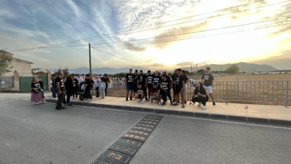 La zona ahora cuenta con badén, valla y acera. En la puerta verde chocó el vehículo tras atropellar a Ángel.