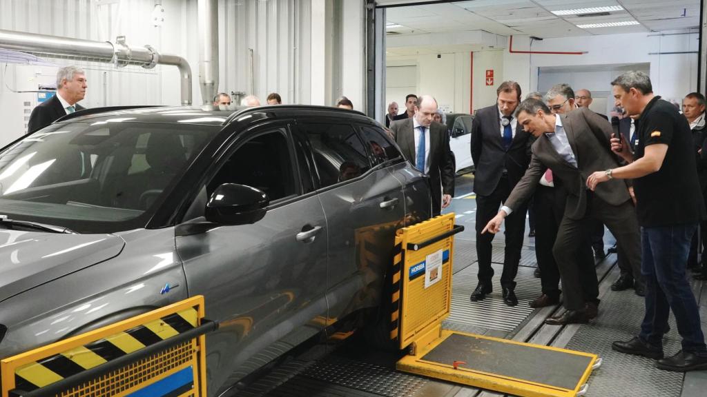 El presidente del Gobierno, Pedro Sánchez, visita el centro de I+D+i de Renault Group en Valladolid. El jefe del Ejecutivo, junto al presidente de Renault en España, José Vicente de los M