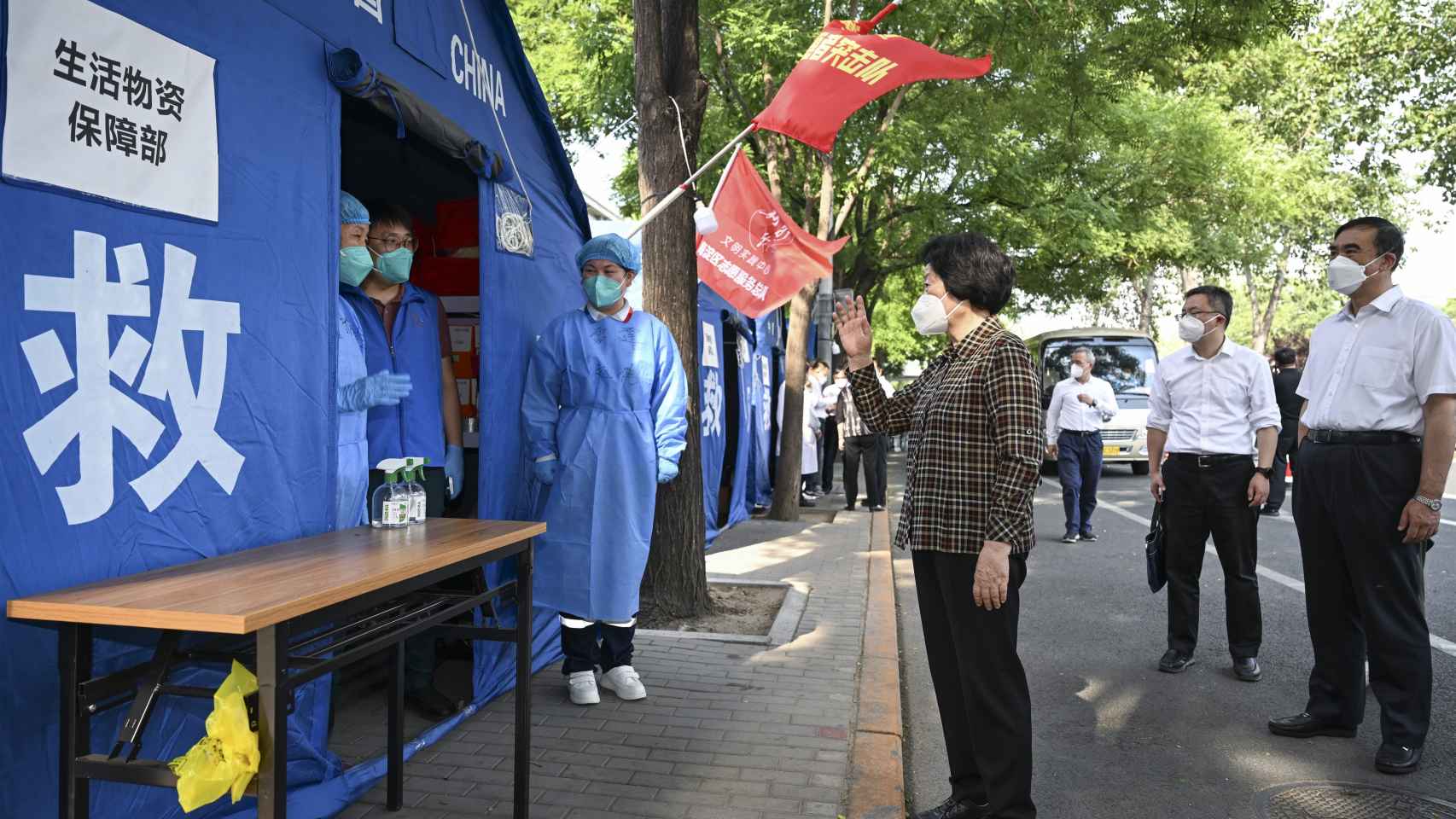 La viceprimera ministra china Sun Chunlan visita zonas con casos de COVID-19 en Beijing en mayo de 2022.