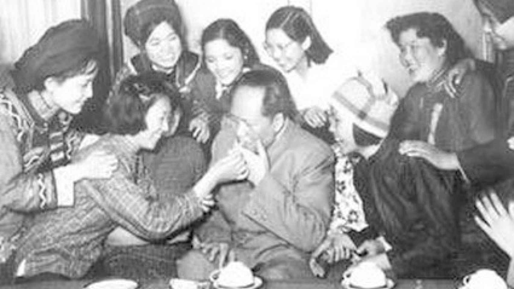 Mao Zedong con representantes femeninas de la Liga de la Juventud Democracia de China en 1950.