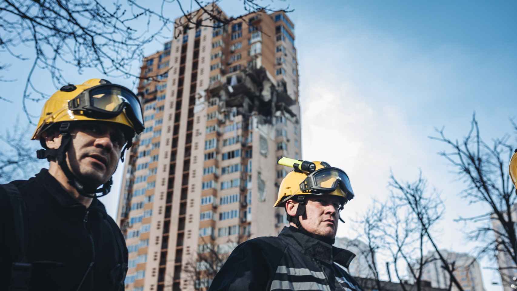 Bomberos ucranianos trabajando en un edificio tras el impacto de una bomba