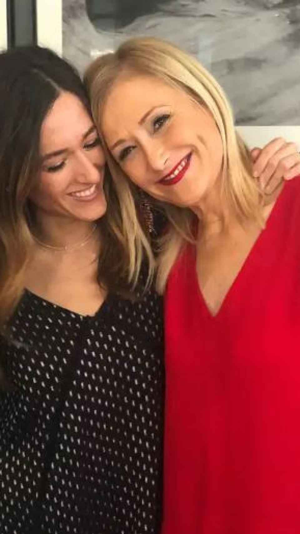 Cristina Cifuentes y su hija en una imagen colgada en las redes sociales.