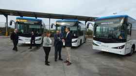 Tres de los cinco nuevos autobuses urbanos que circularán por Talavera de la Reina.