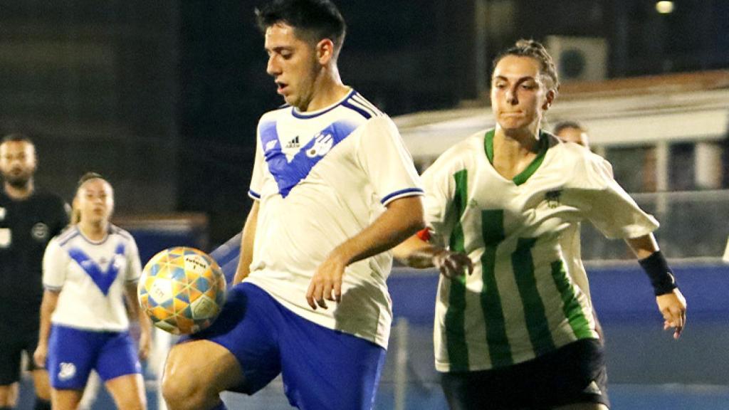 Álex controla antes de marcar.