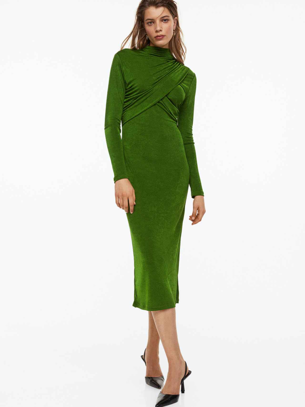 Vestido verde entallado de H&M.
